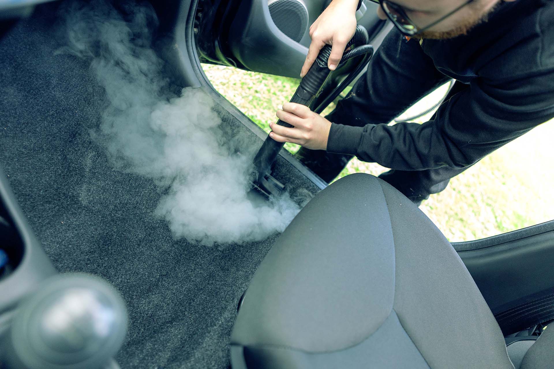 Nettoyer l'intérieur de sa voiture à la vapeur. 
